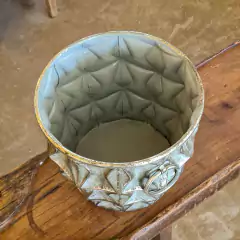 Cachepo de Metal Prata Médio com Relevos 33 cm - Marcenaria Tiradentes - Móveis e Decoração Artesanais de alto padrão