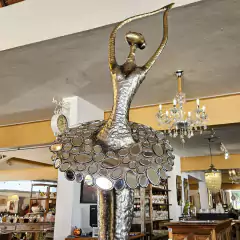Escultura Bailarina em Lata com Saia de Espelhos na internet