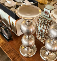 Castiçal Porta Vela de Metal Prateado com Bolas Sobrepostas na internet