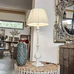 Abajur de Metal Branco Torneado Mais Alto e Cúpula na internet