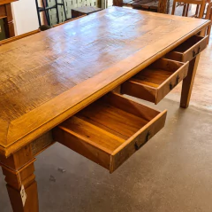 Mesa de Jantar de luxo com gavetas e pés diamantados, feita em madeira de demolição pela Marcenaria Tiradentes.