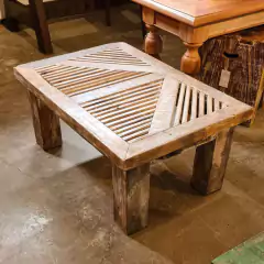 Mesa de centro e lateral artesanal, ripada, em madeira de demolição, ideal para ambientes aconchegantes e decorações exclusivas