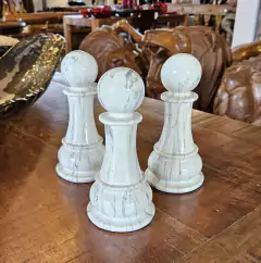 Peça de Xadrez Decorativa Peão em Poliresina Branca - loja online