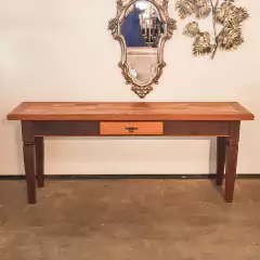 Aparador artesanal com design de mosaico no tampo e pés em formato diamantes, produzido em madeira de demolição com acabamento encerado.