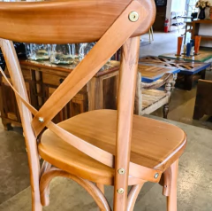 Cadeira Itália de design luxuoso com encosto em X e acabamento brilhante em verniz PU. Ideal para ambientes sofisticados.