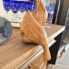 Escultura de Pato Bebendo Água Esculpido em Madeira Teka - comprar online