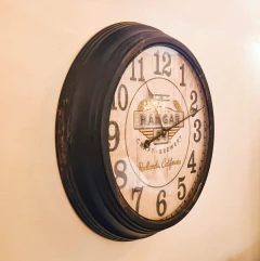 Relógio de parede em metal preto com design robusto da Hangar 24, exposto em um fundo neutro. Ideal para ambientes elegantes e sofisticados.