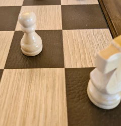 Jogo de Xadrez em Madeira Nogueira e Recouro Café - Marcenaria Tiradentes - Móveis e Decoração Artesanais de alto padrão