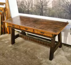 Aparador Cavalete em Itaúba da Marcenaria Tiradentes, com três gavetas em Madeira de Demolição, ideal para ambientes sofisticados.