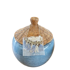 Vaso Penang em Cerâmica Azul com Tampa Art. e Couro c/ Pingente G
