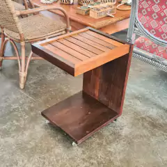 Imagem da Mesinha Criado Mudo Ripado em C, com design compacto e rodinhas, da Marcenaria Tiradentes - perfeito para complementar decoração de quartos