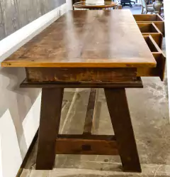 Aparador Cavalete em Itaúba da Marcenaria Tiradentes, com três gavetas em Madeira de Demolição, ideal para ambientes sofisticados.