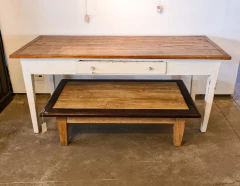 Mesa de jantar artesanal da Marcenaria Tiradentes com design em madeira de demolição, pés brancos e ampla gaveta.