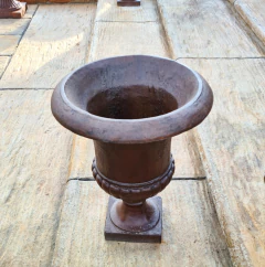 Ânfora de Ferro Fundido Liso do século XIX, peça de decoração sofisticada para ambientes requintados, disponível na Marcenaria Tiradentes.