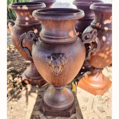 Ânfora Jarro com Alças Cara de Índia em Ferro Fundido Grande - Marcenaria Tiradentes - Móveis e Decoração Artesanais de alto padrão