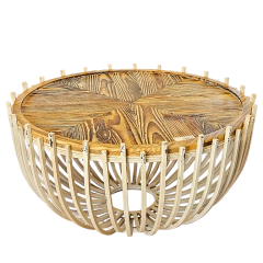 Mesa de centro artesanal da Marcenaria Tiradentes, feita com detalhes em metal, madeira robusta e trama de rattan, ideal para ambientes descontraídos