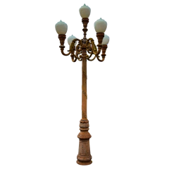 Poste Republicano de Ferro Fundido com 5 capitéis e cúpulas de vidro, ideal para jardins e exteriores, disponível na Marcenaria Tiradentes.
