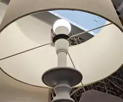 Imagem do Abajur de Metal Branco Torneado Baixo e Cúpula