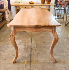 Mesa de Jantar Dom João com pés curvados, feita em madeira de demolição, ideal para ambientes elegantes e aconchegantes.
