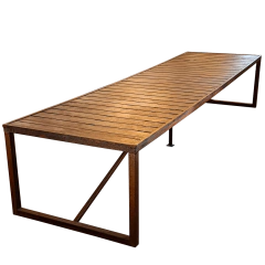 Mesa de jantar de metal grande para área externa, perfeita para espaços gourmet, coberturas e churrasqueiras, acomodando até dezesseis convidados.