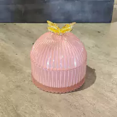 Potiche Decorativo de Vidro Rosa com Tampa com Borboleta - Marcenaria Tiradentes - Móveis e Decoração Artesanais de alto padrão