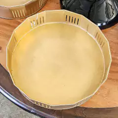 Bandeja Redonda de Metal Dourada Grande com Cortes - Marcenaria Tiradentes - Móveis e Decoração Artesanais de alto padrão