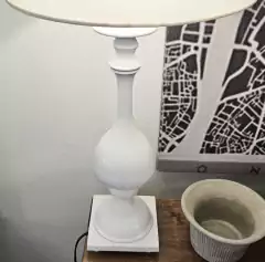 Abajur de Metal Branco Torneado Baixo e Cúpula - loja online