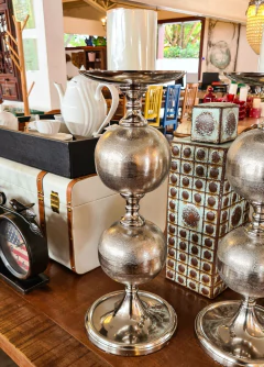 Castiçal Porta Vela de Metal Prateado com Bolas Sobrepostas - comprar online