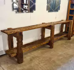 Aparador estilo Banca de Marceneiro em madeira de demolição, peça rústica e elegante da Marcenaria Tiradentes.