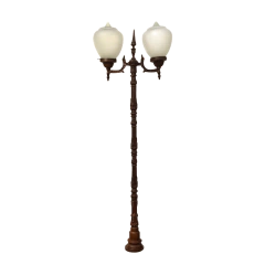 Poste modelo Madrid em ferro fundido com 2 capitéis e cúpulas de vidro, ideal para decoração de jardins e áreas externas, disponível na Marcenaria Tiradentes.