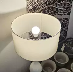 Abajur de Metal Branco Torneado Baixo e Cúpula - Marcenaria Tiradentes - Móveis e Decoração Artesanais de alto padrão