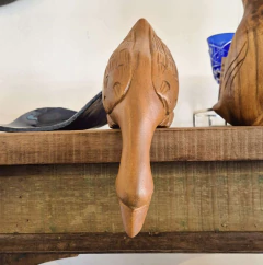 Escultura de Pato Bebendo Água Esculpido em Madeira Teka na internet