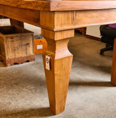 Mesa de jantar com design de pés diamantados, feita em madeira de demolição, com acabamento artesanal e capacidade para oito pessoas.