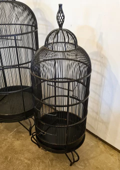 Gaiola decorativa pequena, perfeita para passarinhos ou como orquidário, com duas aberturas, representando o charme e a sustentabilidade da Marcenaria Tiradentes.