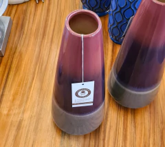 Vaso de Cerâmica Tricolor (marrom, roxo e cinza) da Marcenaria Tiradentes, perfeito para adicionar cor e exclusividade na decoração.