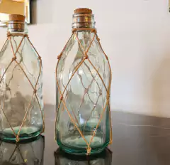 Garrafa Decorativa Transparente Milk Envolvida Em Barbante na internet