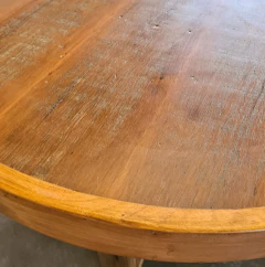 Mesa de jantar redonda em madeira de demolição, 1,10 diâmetro, design artesanal e acabamento de alto padrão da Marcenaria Tiradentes.