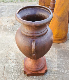 Ânfora Jarro em Ferro Fundido da Marcenaria Tiradentes para decoração sustentável e sofisticada.