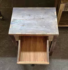 Imagem do Mesa de Cabeceira Malhetada com Gaveta e Prateleira em Demolição