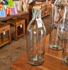 Garrafão decorativo fino e alto, modelo M 20L, ideal para guardar rolhas e valorizar ambientes com uma pegada sustentável e artesanal da Marcenaria Tiradentes.