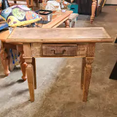 Mesinha aparador com gaveta, fabricada artesanalmente em madeira de demolição, representando a qualidade e tradição da Marcenaria Tiradentes.