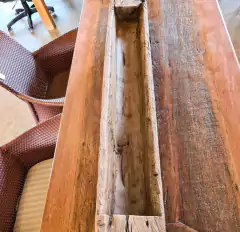 Cocho de madeira antiga com bordas retas, exemplificando a tradicional marcenaria de Tiradentes e sustentabilidade