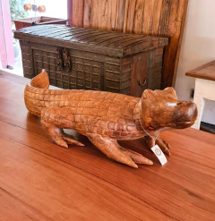 Escultura artesanal de crocodilo esculpido em madeira Angelim Pedra, produto exclusivo da Marcenaria Tiradentes.