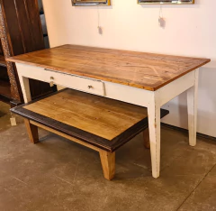 Mesa de jantar artesanal da Marcenaria Tiradentes com design em madeira de demolição, pés brancos e ampla gaveta.