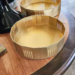 Bandeja Redonda de Metal Dourada Média com Cortes na internet