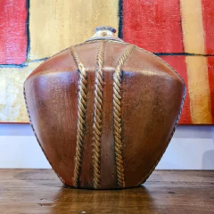 Vaso em Cerâmica Indiano Decorativo Marrom - Marcenaria Tiradentes - Móveis e Decoração Artesanais de alto padrão