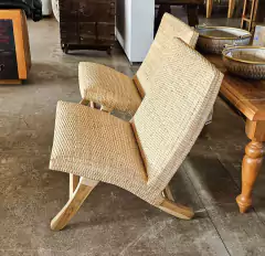 Poltrona em Madeira e Fibra Natural Trançada - Marcenaria Tiradentes - Móveis e Decoração Artesanais de alto padrão