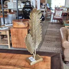 Escultura Decorativa 2 Folhas em Metal Dourada com Base na internet