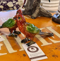 Pássaro Decorativo de Resina Vermelho e Verde - Marcenaria Tiradentes - Móveis e Decoração Artesanais de alto padrão