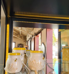 Cristaleira luxuosa Vivenda na cor preto fosco com iluminação LED interna, confeccionada em madeira e detalhes em cristal.